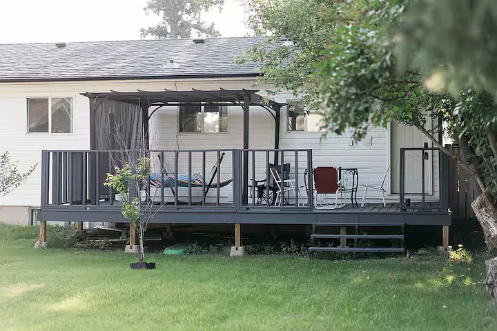 5548 44 Avenue Red Deer — Photo 1