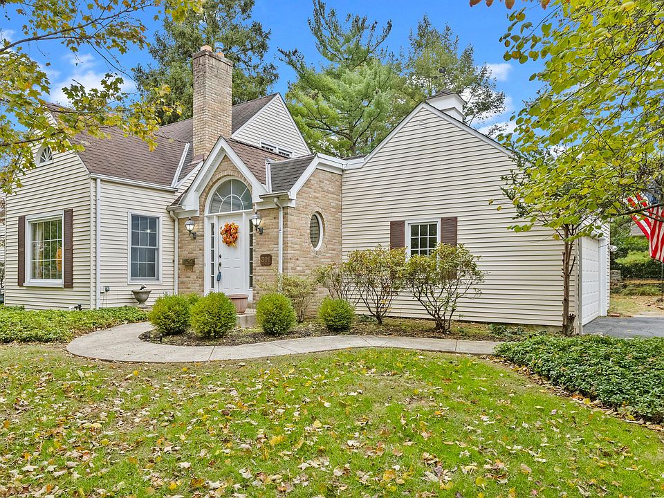 1st image of 301 W Riverglen Dr