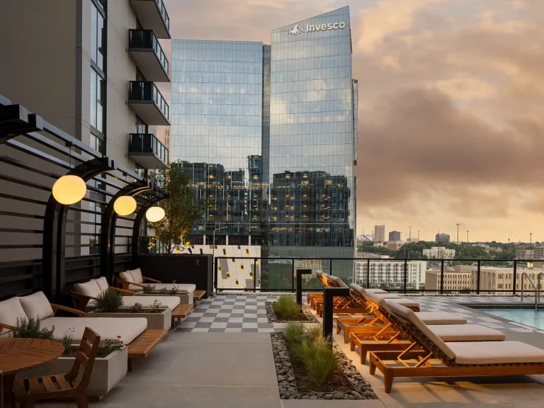 Emmi Midtown — Photo 36