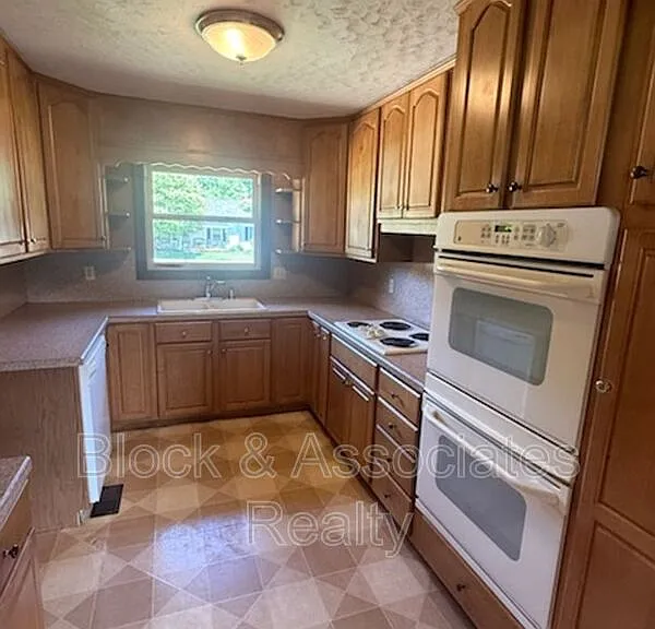 304 Swaim St — Photo 2