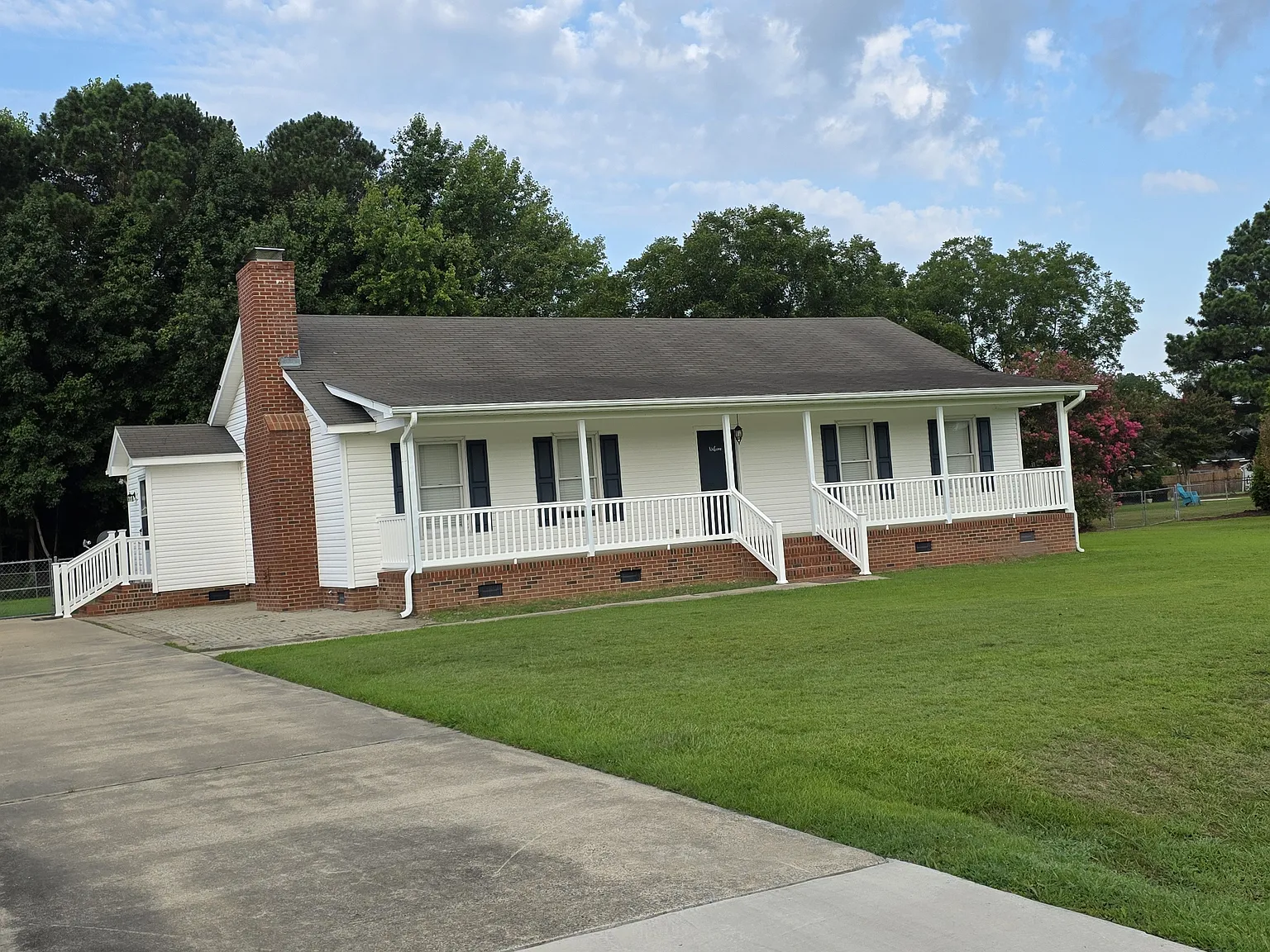 3 bed, 1600 sqft, $1,800 — Photo 1