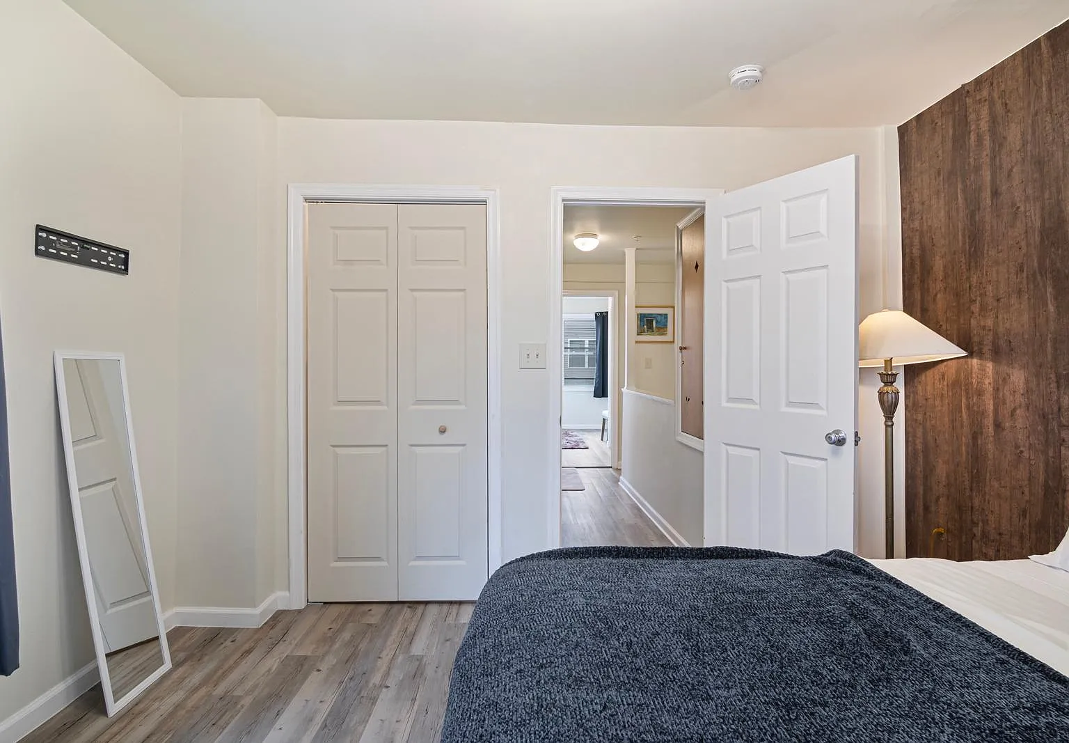 3 bed, 988 sqft, $2,400 — Photo 1