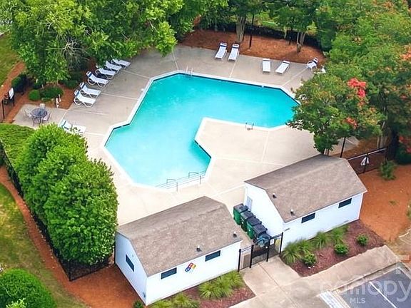 3rd image of 3101 Brockhampton Ct