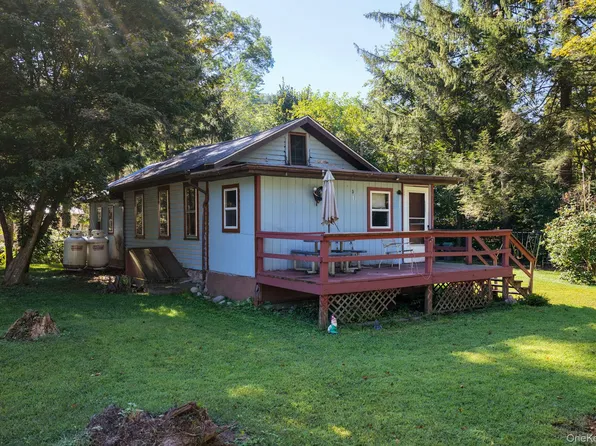 18 1st Street, Cuddebackville, NY 12729