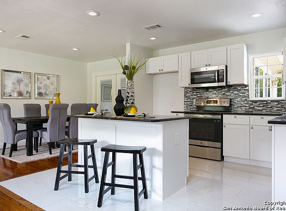 5th image of 257 Wellesley Blvd