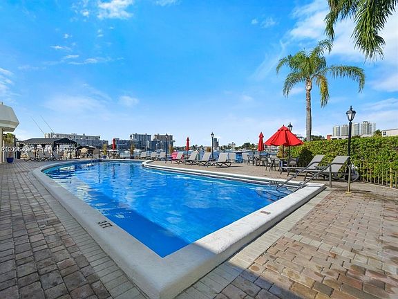 4th image of 100 Golden Isles Dr APT 810