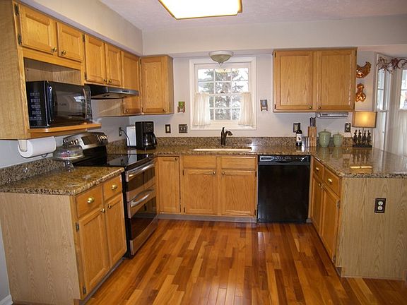 3rd image of 33010 Popham Ln