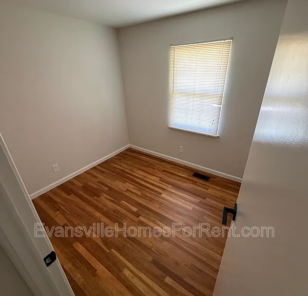 1309 Alvord Ln — Photo 9