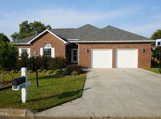1072 Saint Johns Dr, Maryville, TN 37801