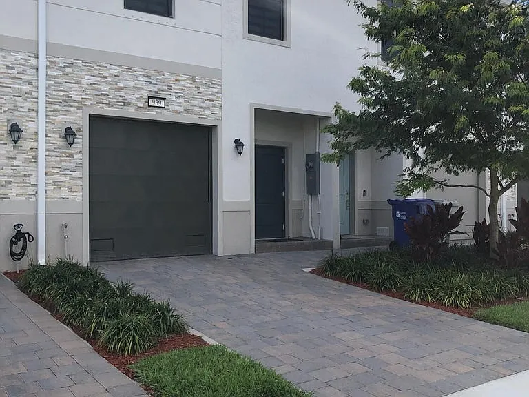 939 NW 3rd Ter — Photo 13