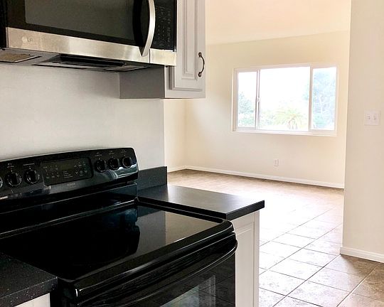 3rd image of 533 E Fairview Blvd
