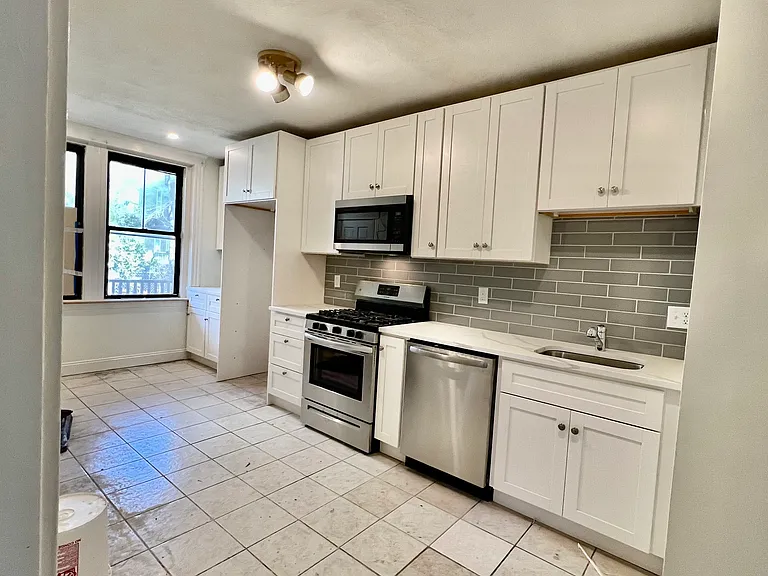 48 Endicott St #2R — Photo 7