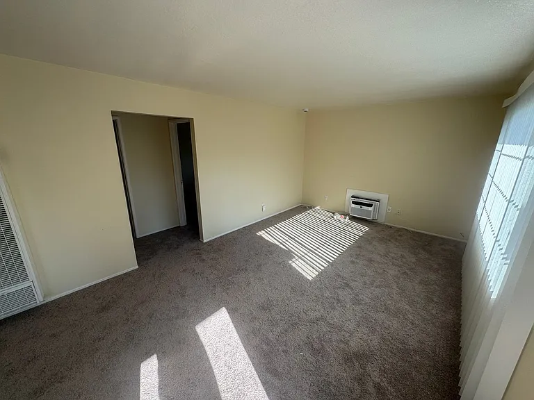 Las Palmas Apartments — Photo 3