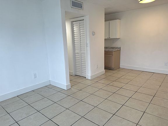 4th image of 2300 E Superior St #1