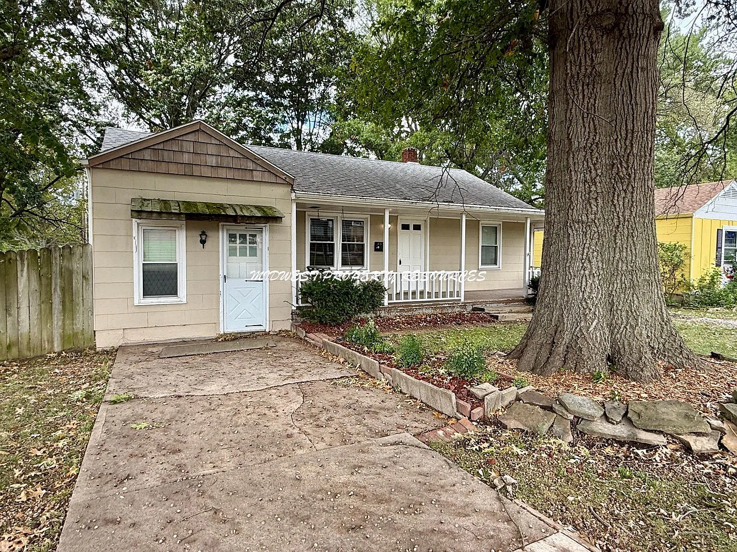 Charming Bungalow in Downtown Lee's Summit! — Photo 2