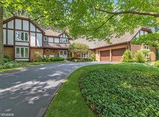 302 Winchester Ct, Lake Bluff, IL 60044