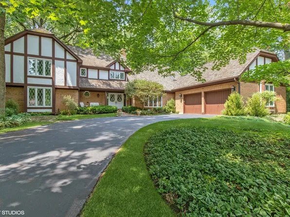 302 Winchester Ct, Lake Bluff, IL 60044