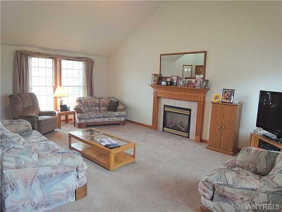 4th image of 23 Bentley Cir