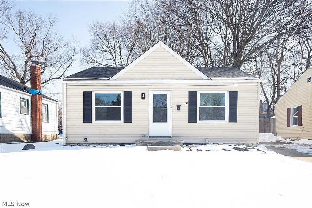 1291 Roslyn Ave photo 1