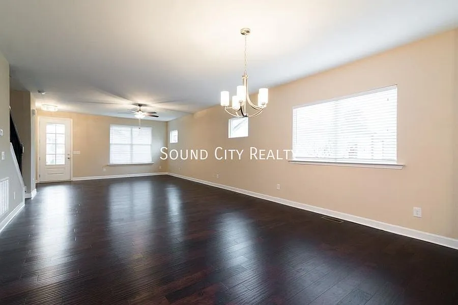 East Nashville 3 bed/2.5 bath home for rent! Dog friendly! Available for September move in — Photo 3