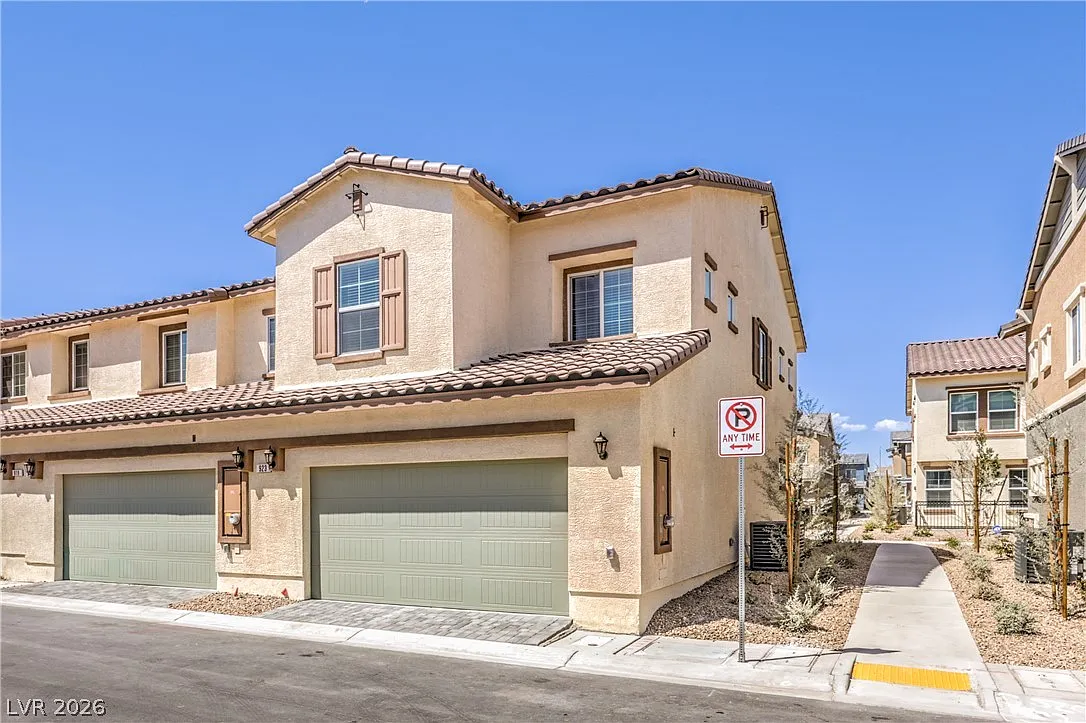 3 bed, 2.5 bath, 1410 sqft, $2,100 — Photo 1