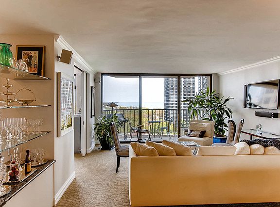 3rd image of 1450 N Astor St APT 12B