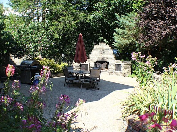 Picnic area, 2 car garage