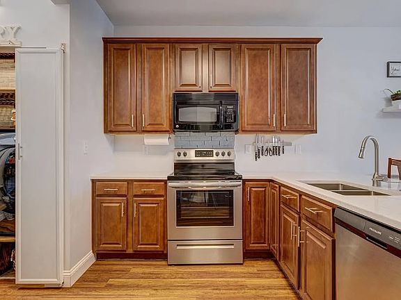 3rd image of 52 Thornbury Dr