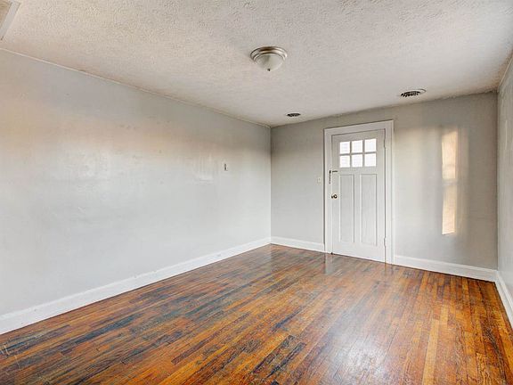 4th image of 907 Centerdale St
