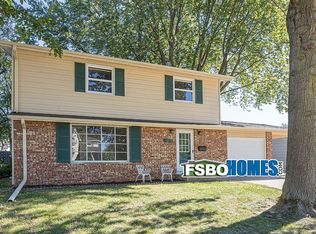 2329 Avalon Dr, Bettendorf, IA
