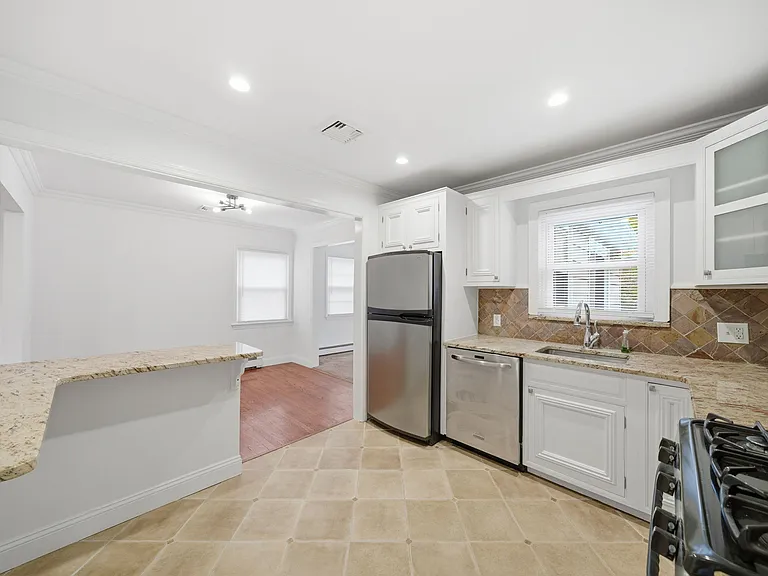 10 Lloyd Ave — Photo 11