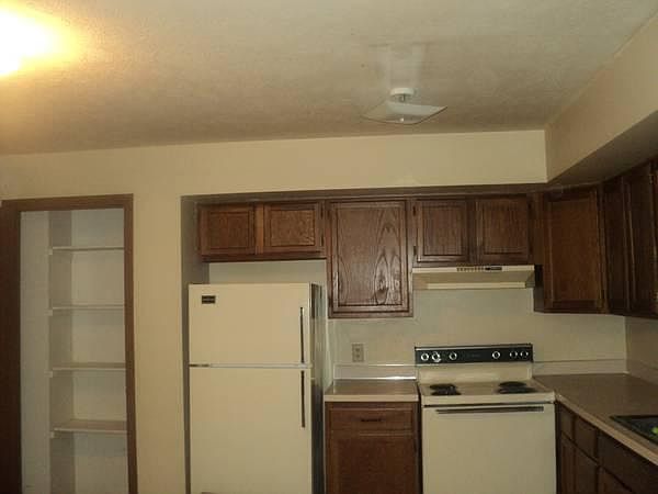 2nd image of 1436 Peach St #2