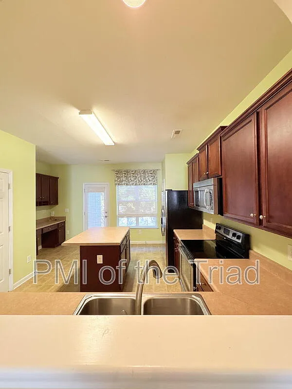 2 bed, 2.5 bath, 1368 sqft, $1,600 — Photo 4