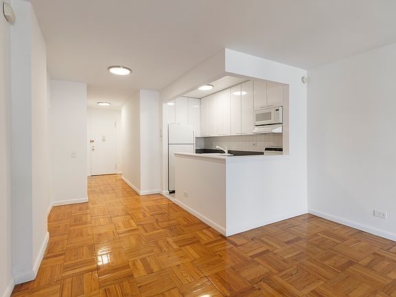 5th image of 150 E 18th St APT 9H