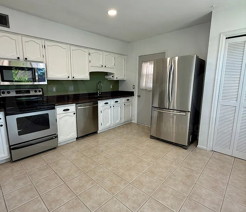 1904 W Amy Dr