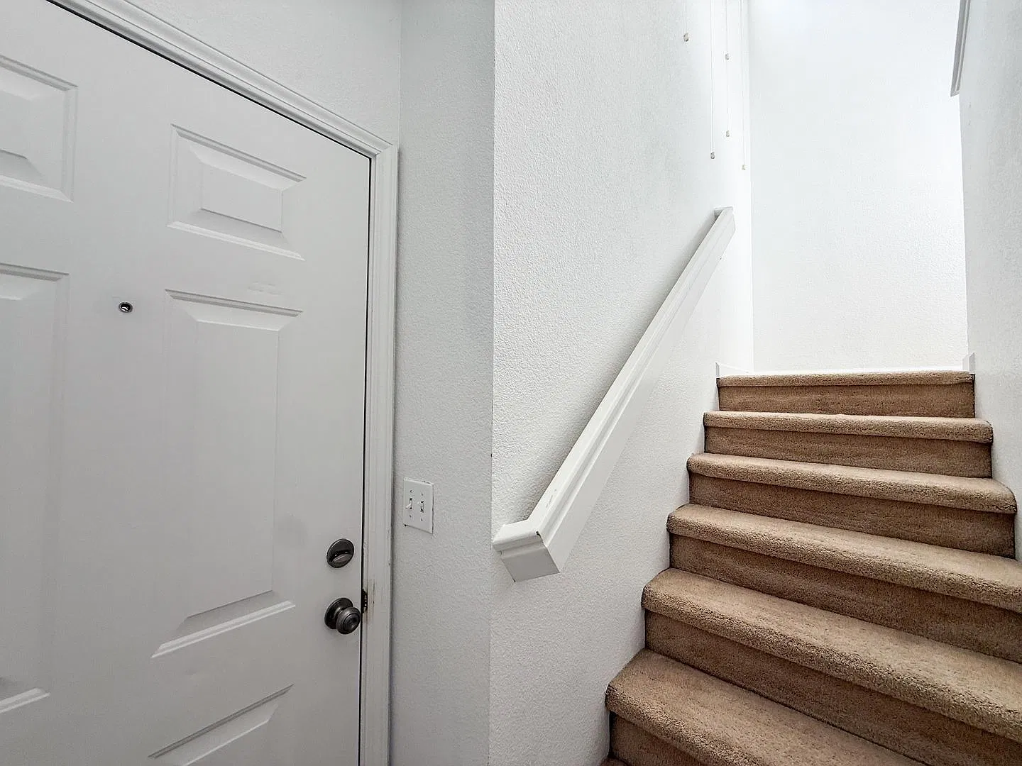 Well Maintained Two Bedroom Upper Unit Townhome in Copper Hill Community. — Photo 2