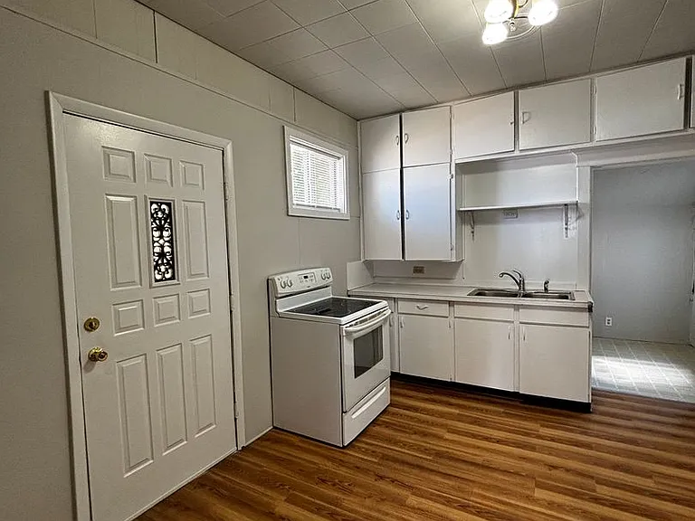 1246 N Main St — Photo 3
