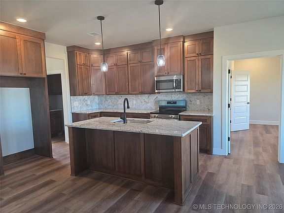 4th image of 1930 Everly Dr