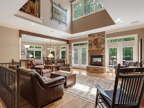 5th image of 450 Woodsedge Dr