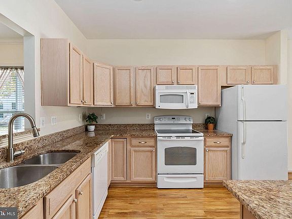 3rd image of 18 Lucketts Ct