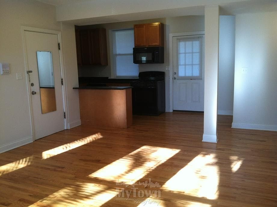 1st image of 5853 N Artesian Ave #2S