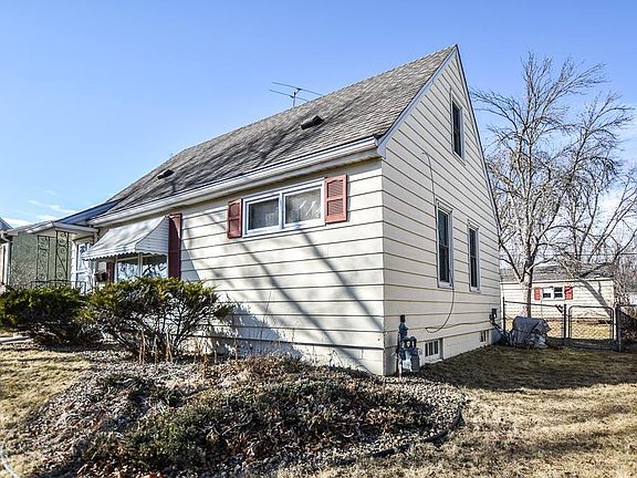 3rd image of 1643 Hoyt Ave E
