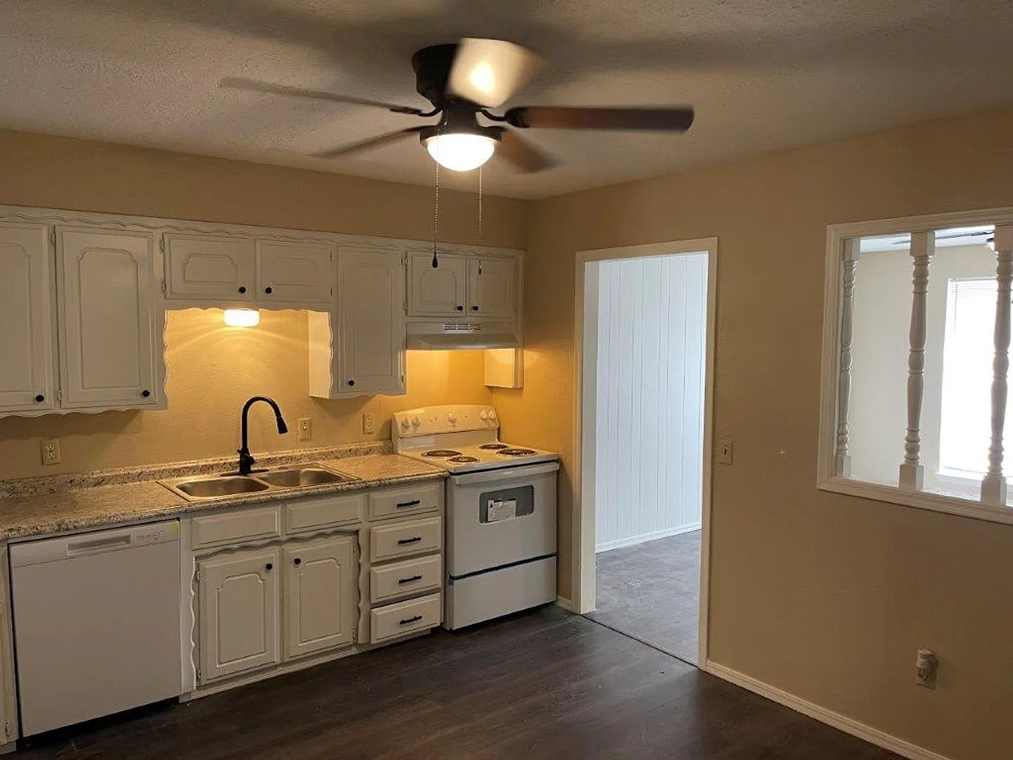 Newly remodeled , spacious, cute and clean with carport right in the heart of Chickasha!! — Photo 3