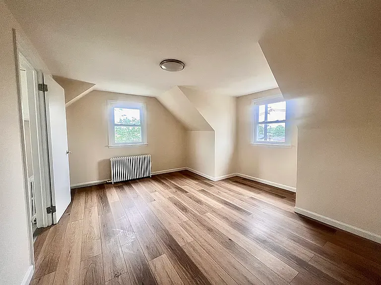Building Photo - 46 Leo Pl #2