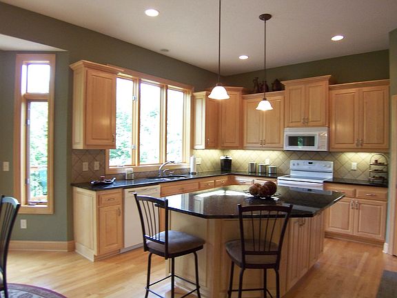 5th image of 976 Woodview Cir