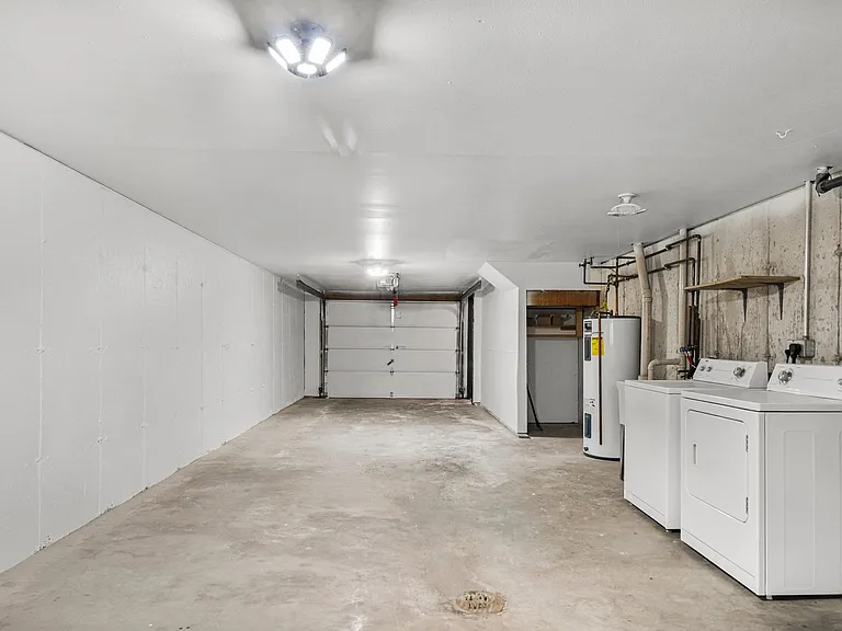889 Janesville St — Photo 16