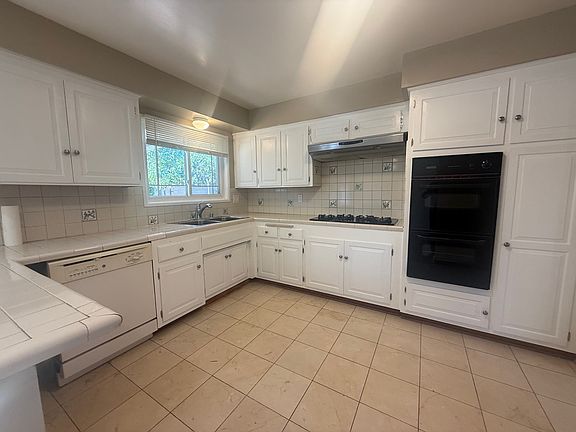 4th image of 16416 Rayen St