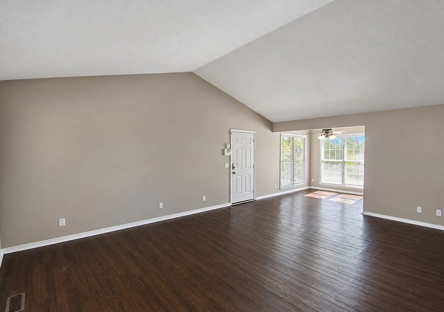 Pet-Friendly 3-Bedroom Home with Wraparound Porch — Photo 4