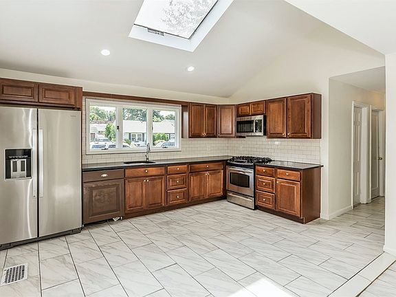 4th image of 39 Southridge Dr