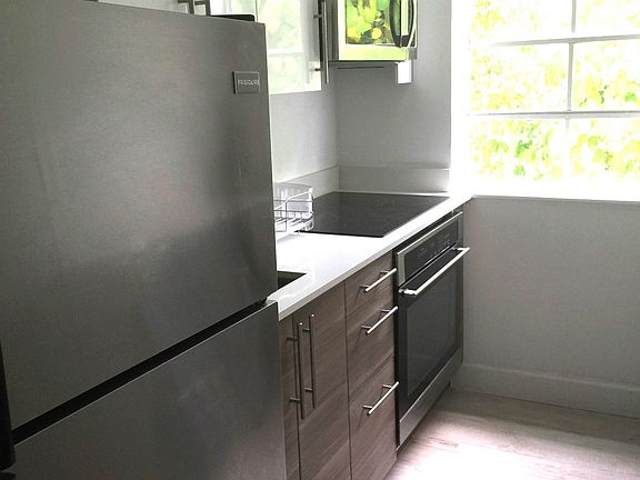 5th image of 1571 Pennsylvania Ave APT 7S
